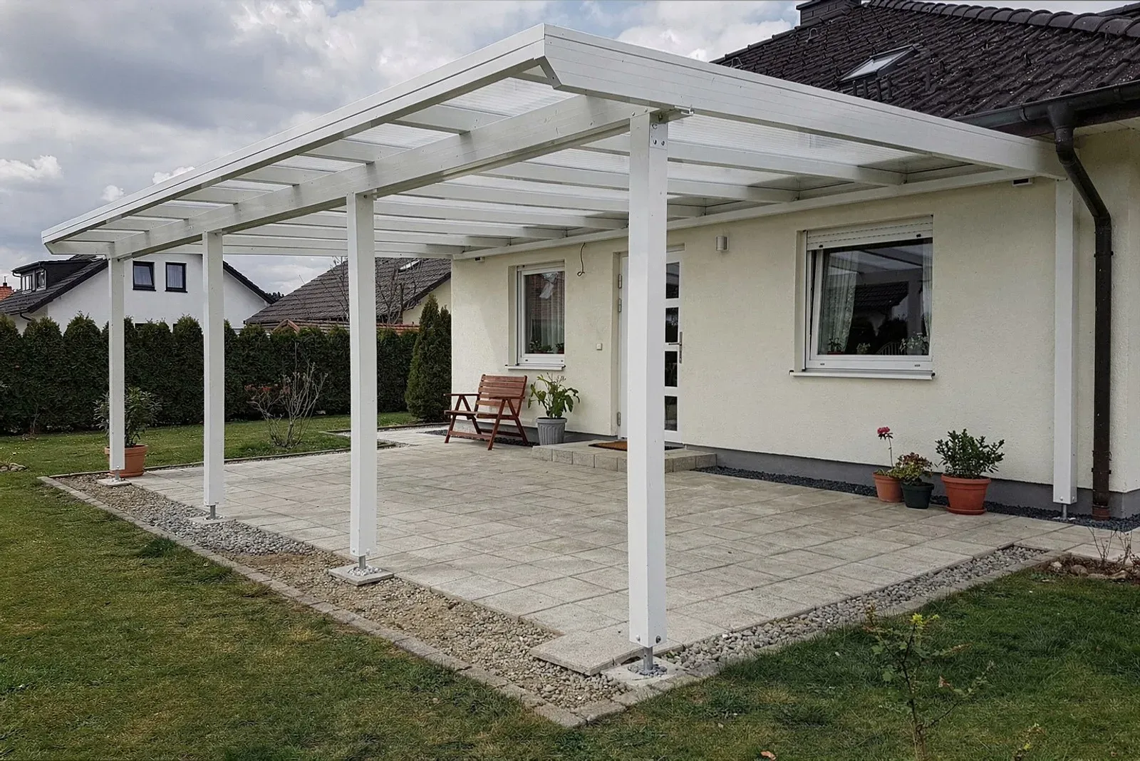 Fertig montierte Terrassenüberdachung nach abgeschlossenem Genehmigungsverfahren in Kaiserslautern